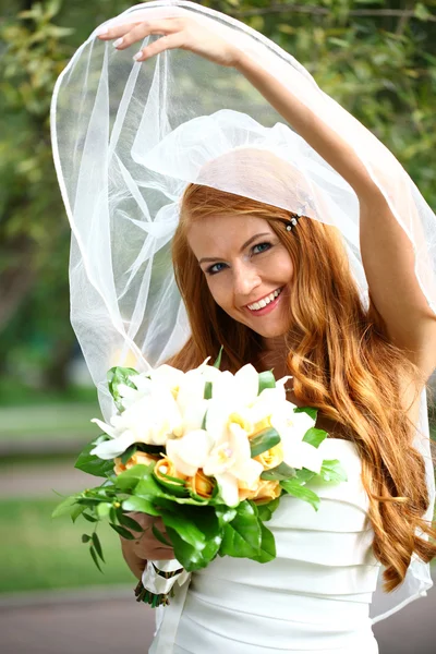 웨딩 드레스를 입고 아름 다운 빨간 머리 신부 — 스톡 사진