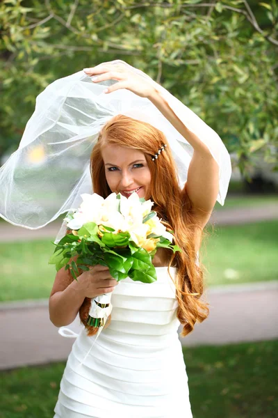 美しい赤毛の花嫁のウェディング ドレスを着ています。 — ストック写真