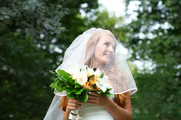 Belle mariée aux cheveux rouges portant une robe de mariée — Photo