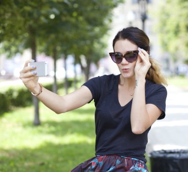 telefonunuzda fotoğraf çekmeye mutlu bir genç kadın