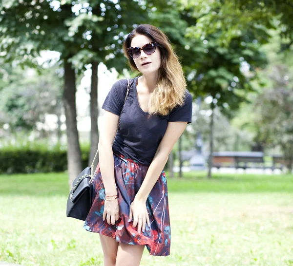 Уличная мода Молодая женщина в солнечных очках — стоковое фото