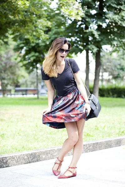 Moda callejera. Mujer joven en gafas de sol — Foto de Stock