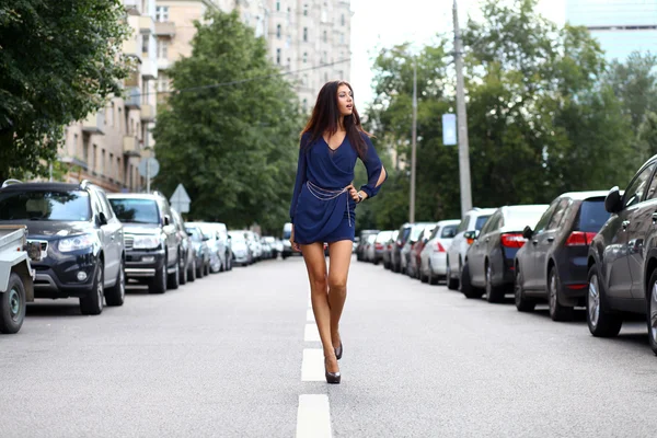 Vacker ung kvinna promenader på gatan — Stockfoto