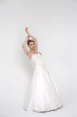 güzel sarışın gelin gelinlik giyiyor