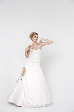 güzel sarışın gelin gelinlik giyiyor