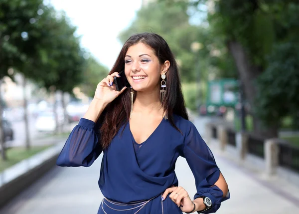 Boldog asszony mobiltelefonon beszél — Stock Fotó