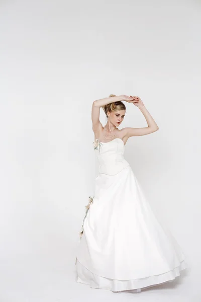 Bella sposa bionda indossa abito da sposa — Foto Stock