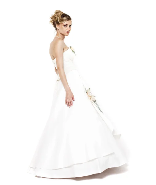 Linda noiva loira usando vestido de noiva — Fotografia de Stock