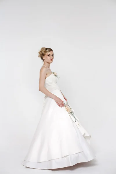 Schöne blonde Braut trägt Hochzeitskleid — Stockfoto