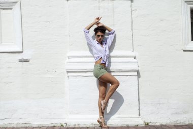 seksi genç esmer beyaz gömlek