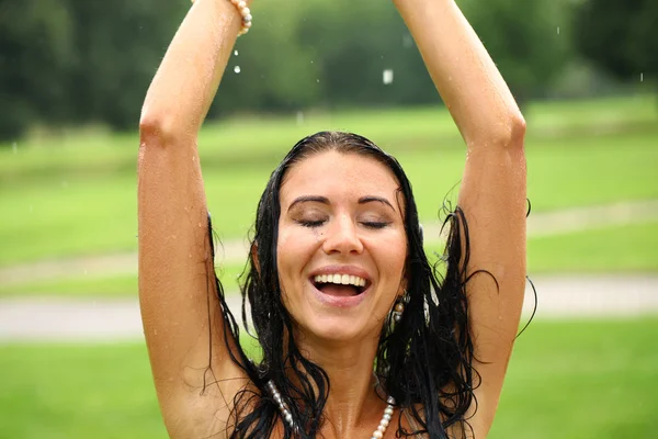 Junge glückliche Frau läuft im Regen — Stockfoto