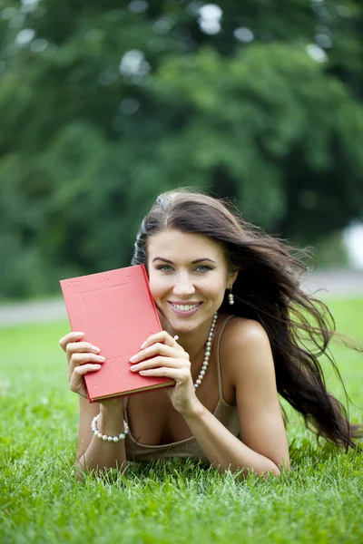Jovem bela jovem mulher lendo um livro ao ar livre — Fotografia de Stock