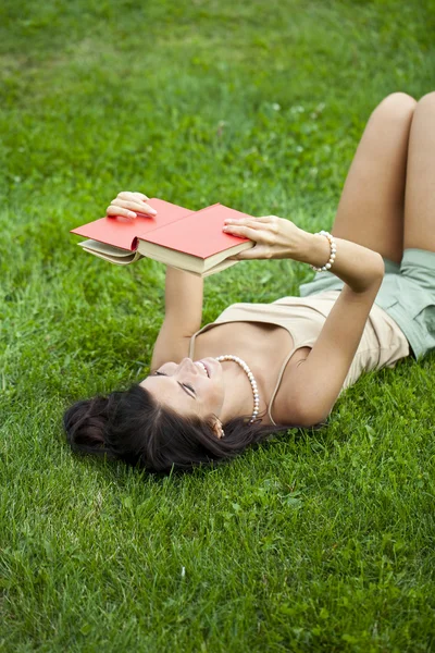 Joven hermosa joven leyendo un libro al aire libre —  Fotos de Stock