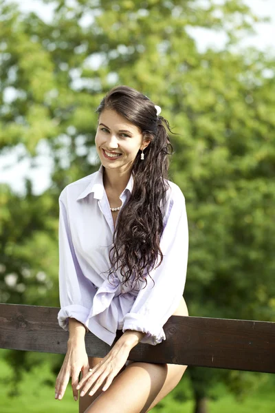 Sexy mladá brunetka v letním parku — Stock fotografie