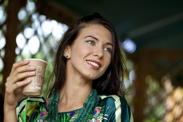 年轻女子坐在咖啡厅与一杯茶 — 图库照片