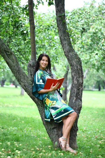 Jeune belle femme brune et tient le livre — Photo
