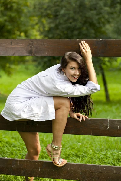 Sexy jovem morena em um parque de verão — Fotografia de Stock