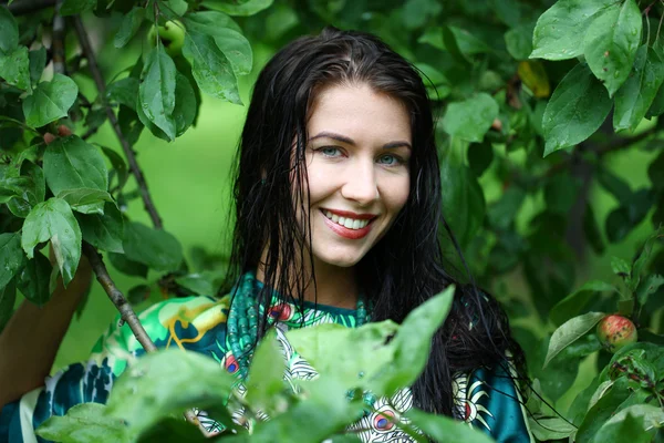 Belle jeune femme après la pluie — Photo