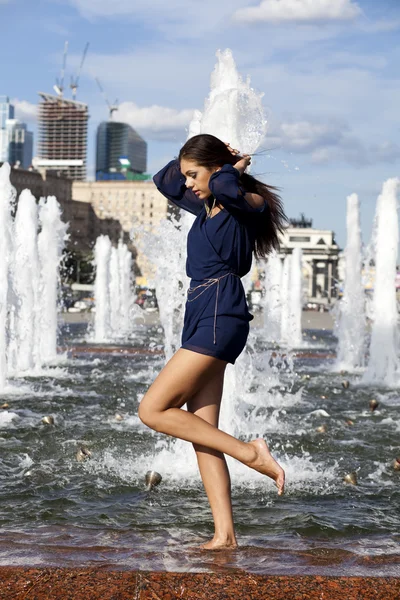 Giovane donna sexy in una fontana della città — Foto Stock