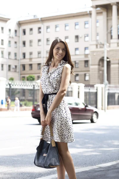 Jolie jeune femme en robe blanche — Photo