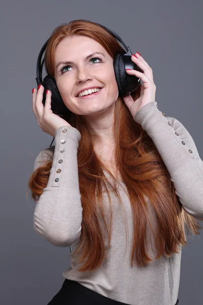 Ung kvinna lyssnar på musik — Stockfoto