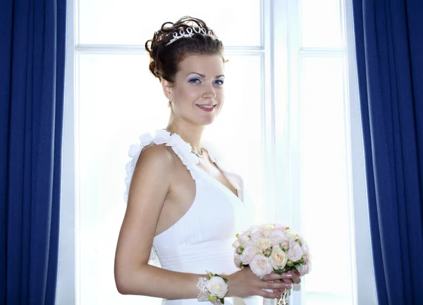 Brunette mariée portant une robe de mariée — Photo