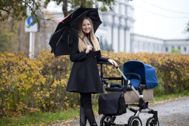 Anne ile bebek arabası yeni doğmuş bir bebek için