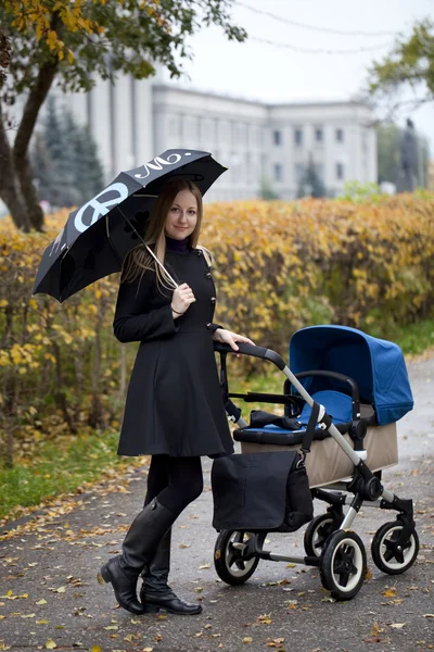 Matka s baby kočárek pro novorozence — Stock fotografie