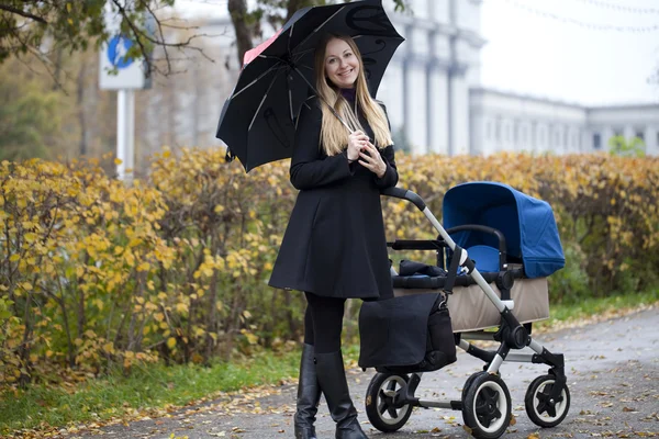 Mutter mit Kinderwagen für ein Neugeborenes — Stockfoto