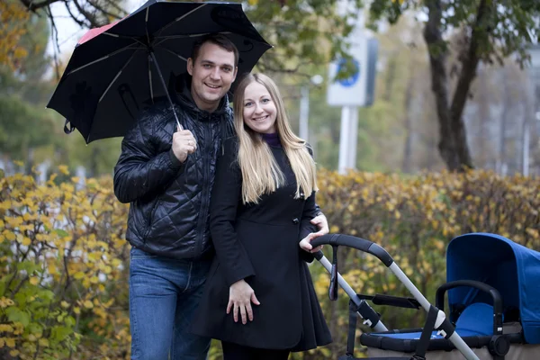 Giovane famiglia nel parco autunnale — Foto Stock