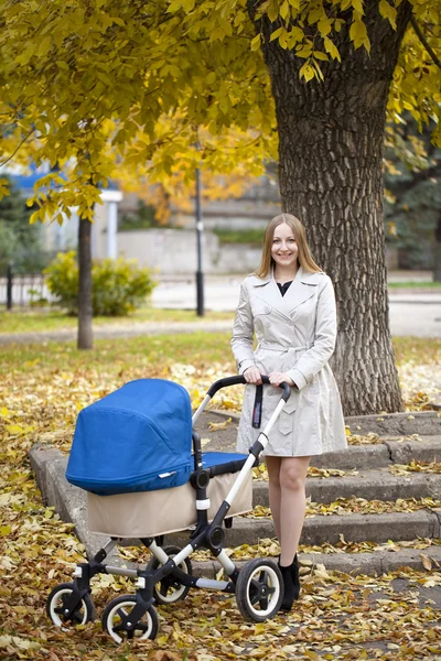 Matka z wózek dla noworodka — Zdjęcie stockowe