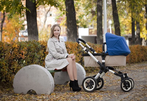 Ibu dengan kereta bayi untuk bayi yang baru lahir — Stok Foto