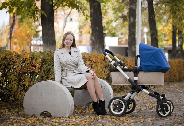Мать с детской коляской для новорожденного — стоковое фото