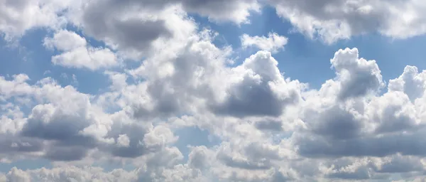 Blauer Himmel mit grauen Wolken — Stockfoto