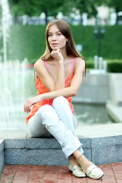 Mujer en verano sentada en la piedra — Foto de Stock