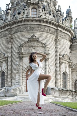 jonge vrouw in een lange witte jurk