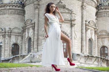 jonge vrouw in een lange witte jurk