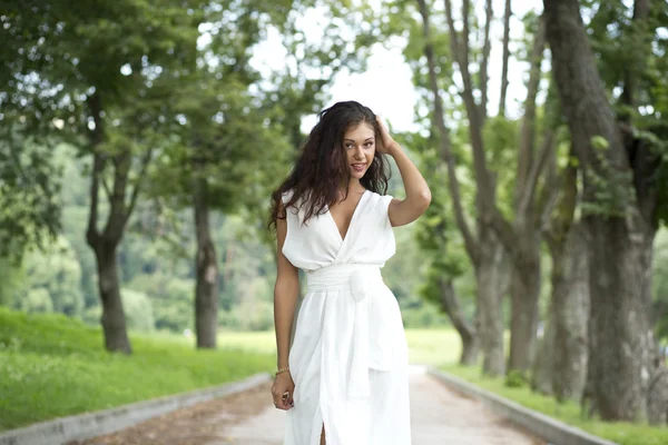 Mulher sexy em um vestido branco na rua — Fotografia de Stock