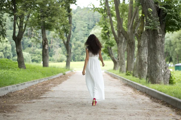 Jeune femme en robe d'été — Photo