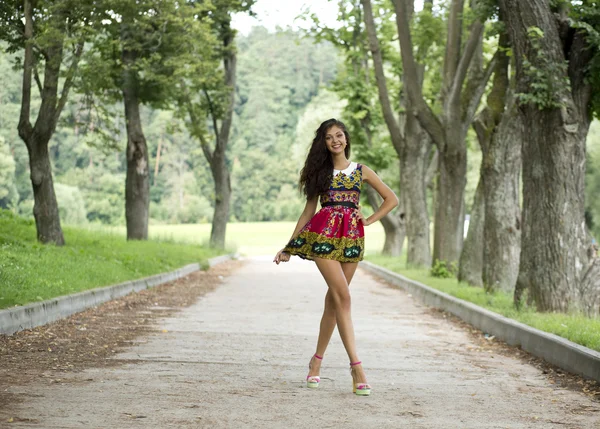 Felice giovane donna a piedi sul parco estivo — Foto Stock