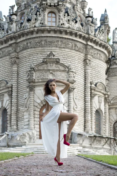 Mujer joven en un vestido largo blanco —  Fotos de Stock