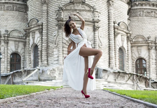 Jeune femme dans une robe longue blanche — Photo