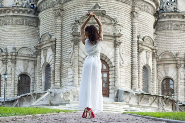 Νεαρή γυναίκα σε ένα λευκό μακρύ φόρεμα — Φωτογραφία Αρχείου