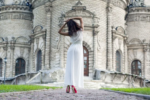 Mujer joven en un vestido largo blanco — Foto de Stock