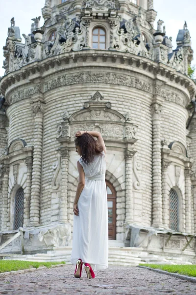 Beyaz uzun elbiseli genç kadın — Stok fotoğraf