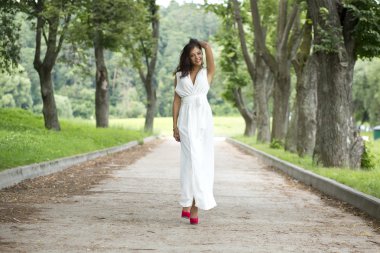 49mutlu yaz parkta yürüyen genç bir kadın