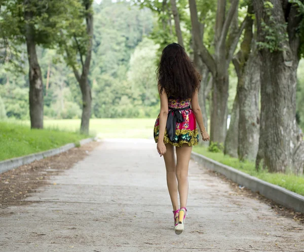 Молода жінка в кольоровій сукні — стокове фото