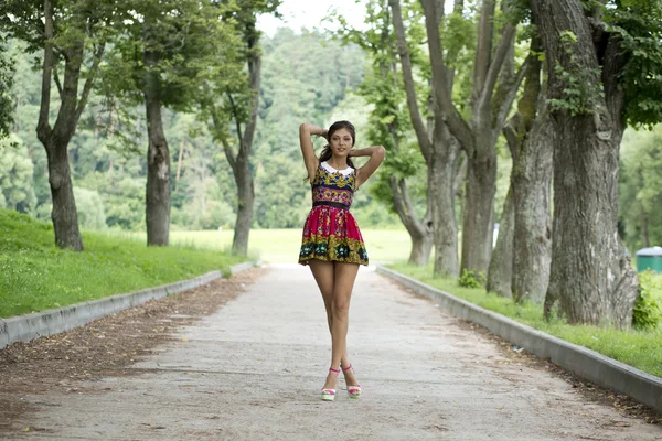 Jovem mulher em vestido de cor — Fotografia de Stock