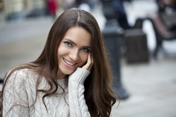 Schöne junge Frau — Stockfoto