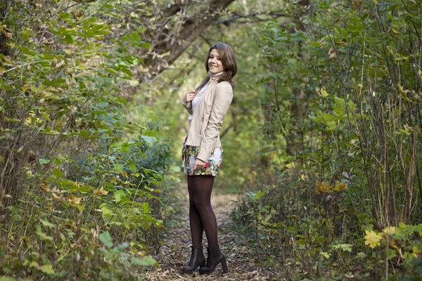 Hermosa mujer en el parque de otoño —  Fotos de Stock